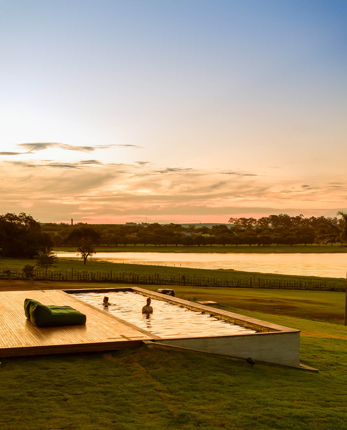T-shaped weekend house by mf+arquitects is blended with its natural surroundings in São Paulo 