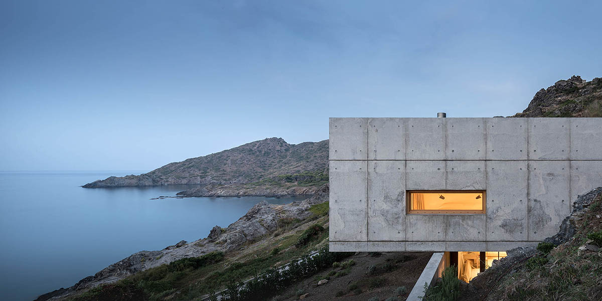 Marià Castelló Architecture completes family house with on a hilly ...