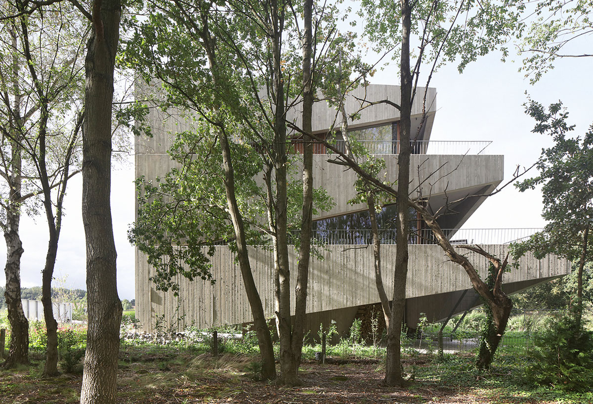 Belgian house by GRAUX & BAEYENS Architecten features asymmetrical angled concrete canopies