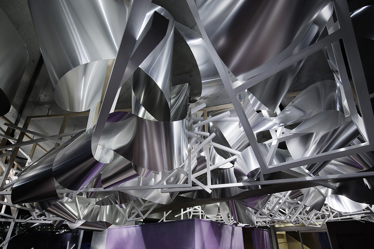 Moriyuki Ochiai creates infinite 3D surface by using thousands of aluminum sheets in a beauty salon