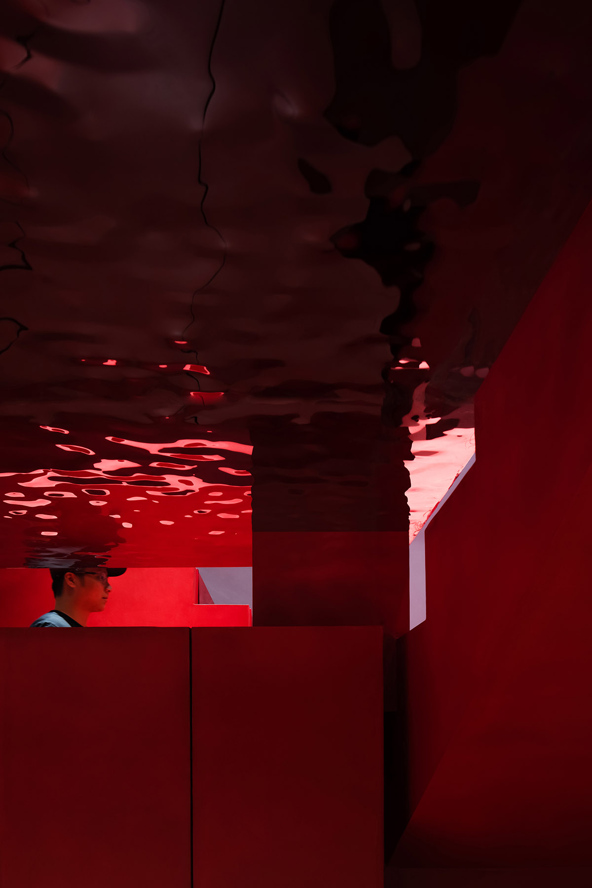 Grey and red colours combined with geometric shapes and shimmering ceiling for fashion store in China