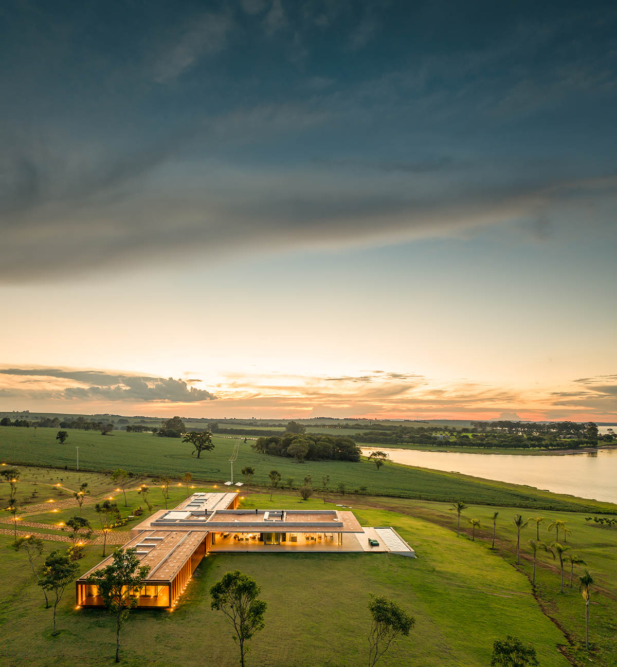 T-shaped weekend house by mf+arquitects is blended with its natural surroundings in São Paulo 