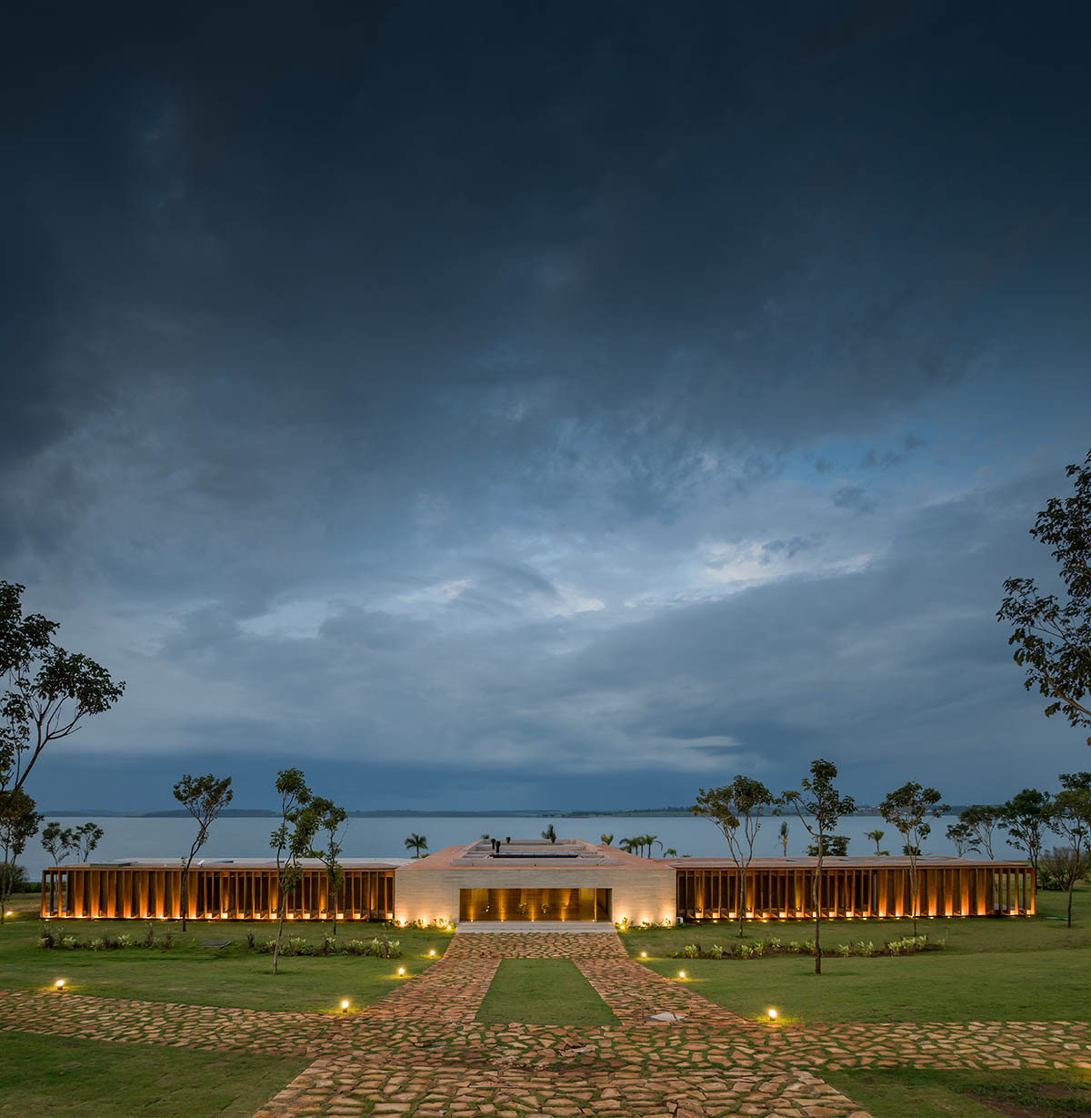 T-shaped weekend house by mf+arquitects is blended with its natural surroundings in São Paulo 