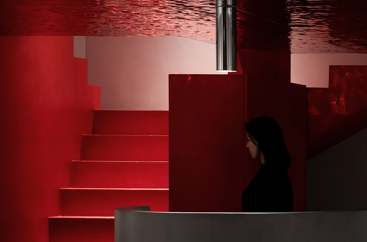 Grey and red colours combined with geometric shapes and shimmering ceiling for fashion store in China