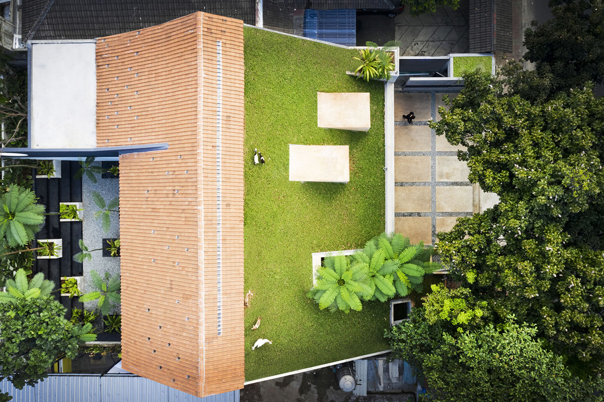 RAD+ar redesigns old vernacular building with tropical architecture as its main office in Jakarta