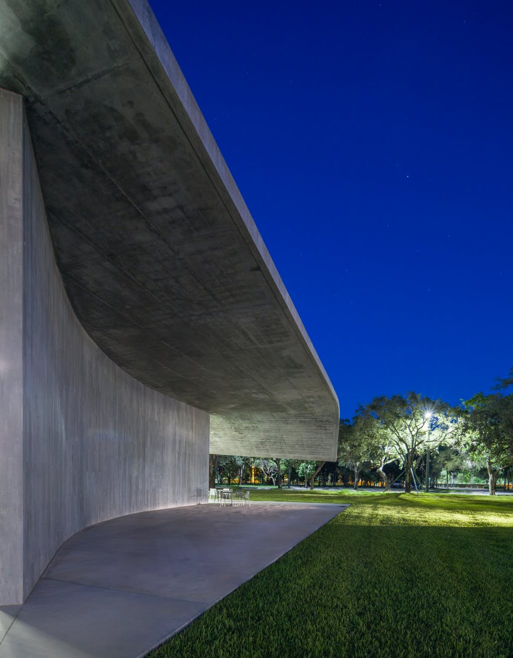 Arquitectonica designed curvy roof for design laboratory building at Miami School of Architecture