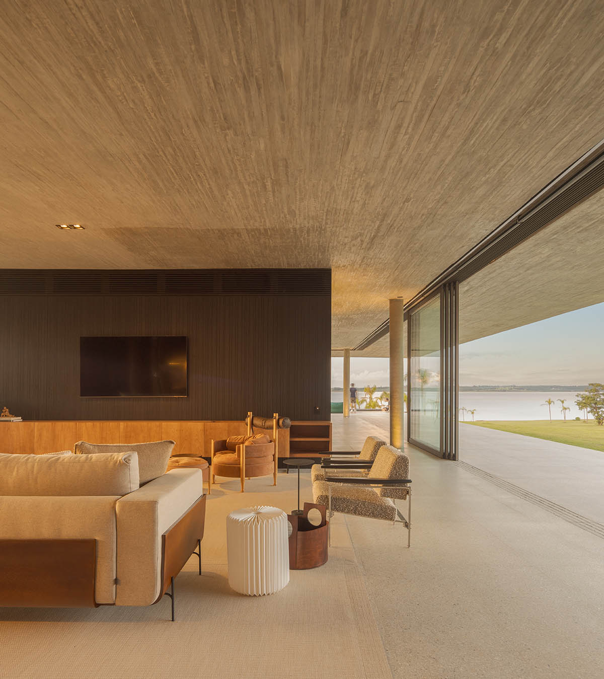 T-shaped weekend house by mf+arquitects is blended with its natural surroundings in São Paulo 