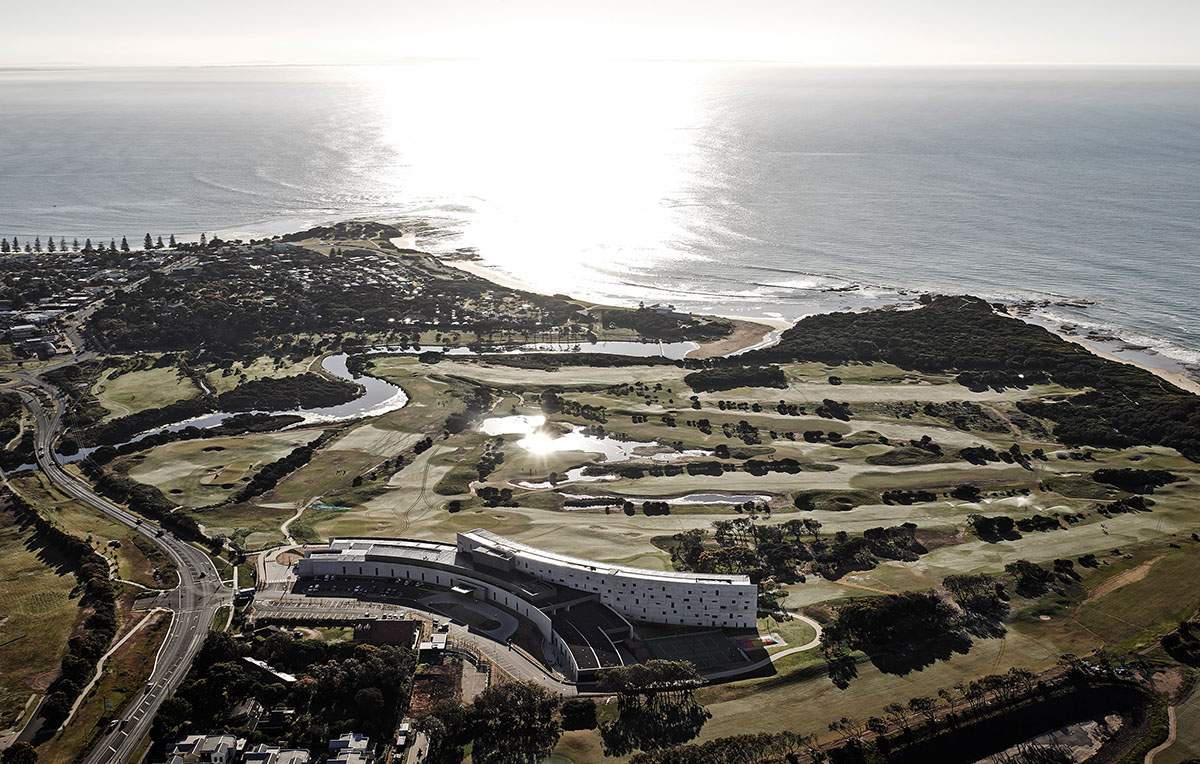 Вуд Марш построил роскошный курорт с широким дугообразным объемом в Австралии 