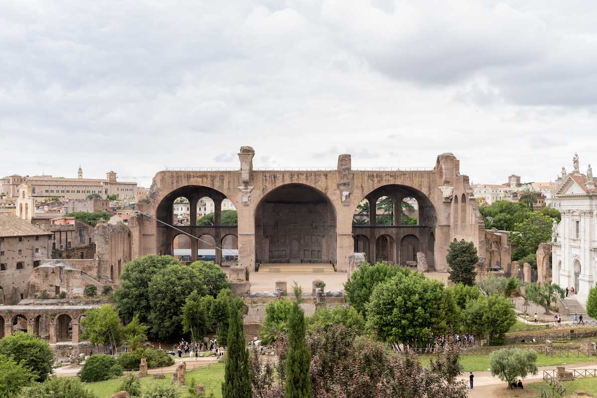 Alvisi Kirimoto creates a modern stage with the echoes of time at the Basilica di Massenzio