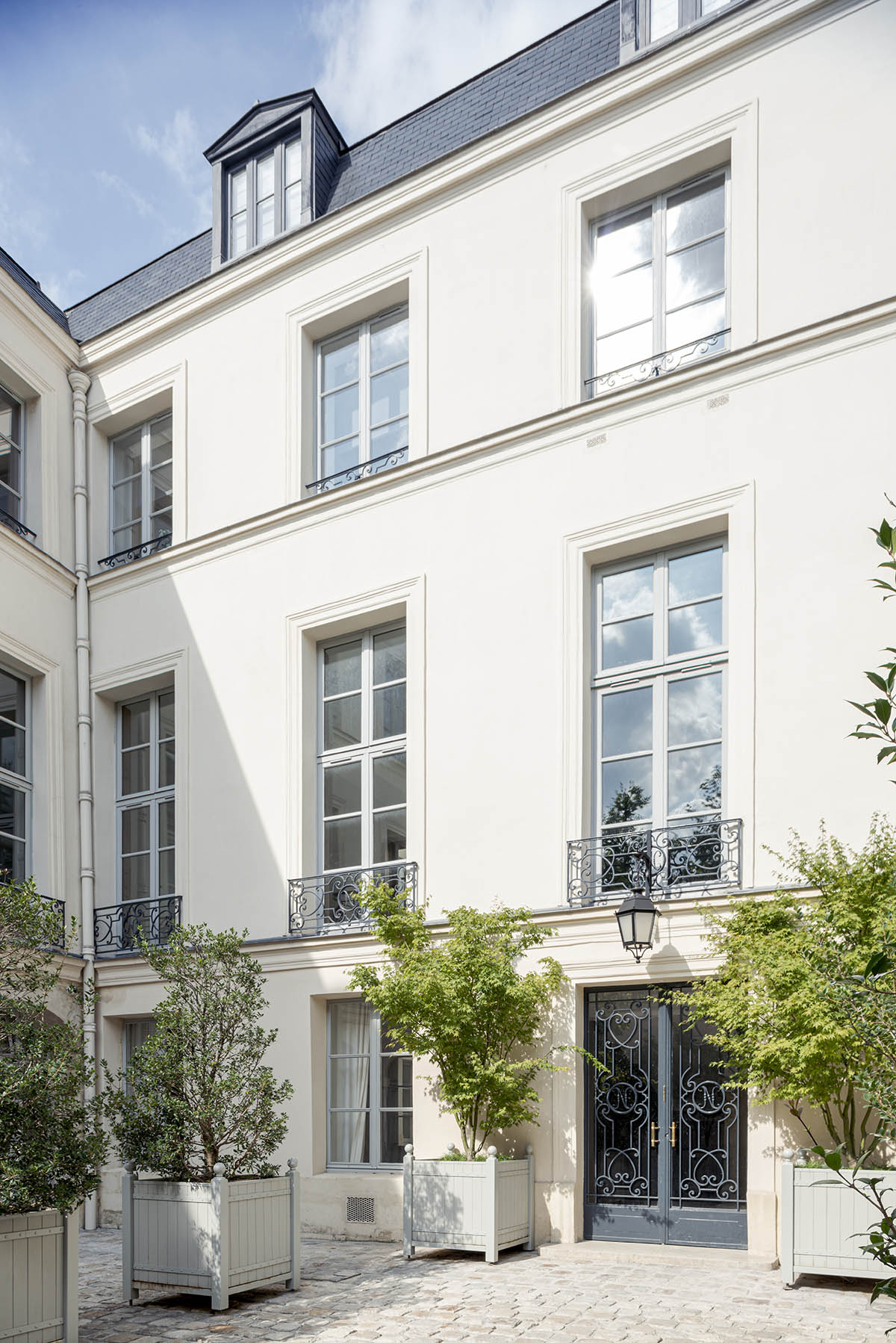 noa* converts 18th century hotel in Paris into an apartment with curved lines and scent of wood