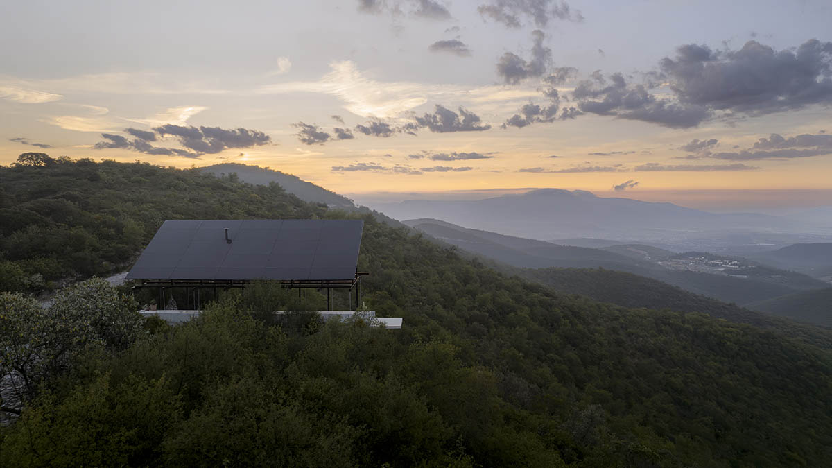 Espina Pavilion embraces structural and visual balance with minimal footprint on Mexican hills 