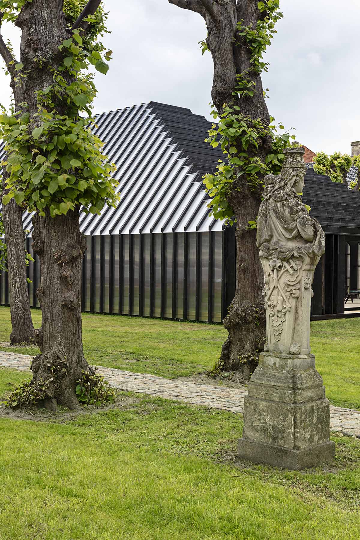 Хеннинг Ларсен построил прозрачный павильон в виде ракушки, чтобы отпраздновать 150-летие Фрица Хансена.  