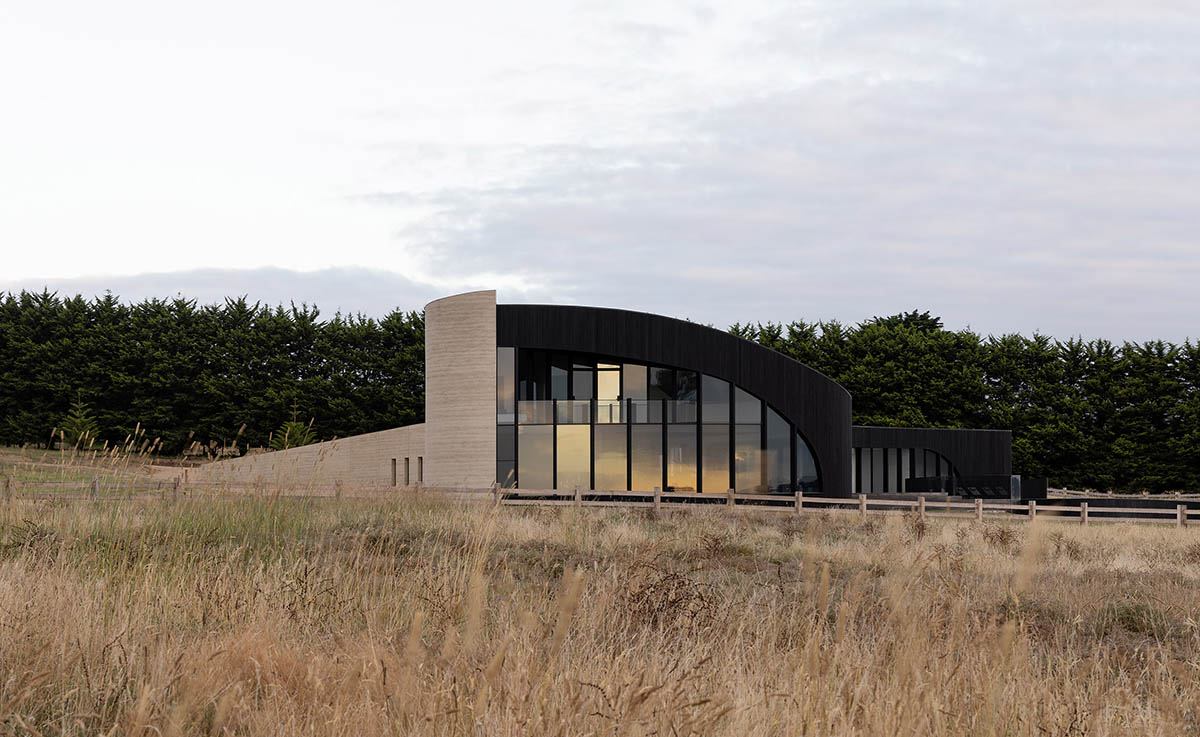 Wood Marsh translates topography lines into snake-like Peninsula House in Australia 