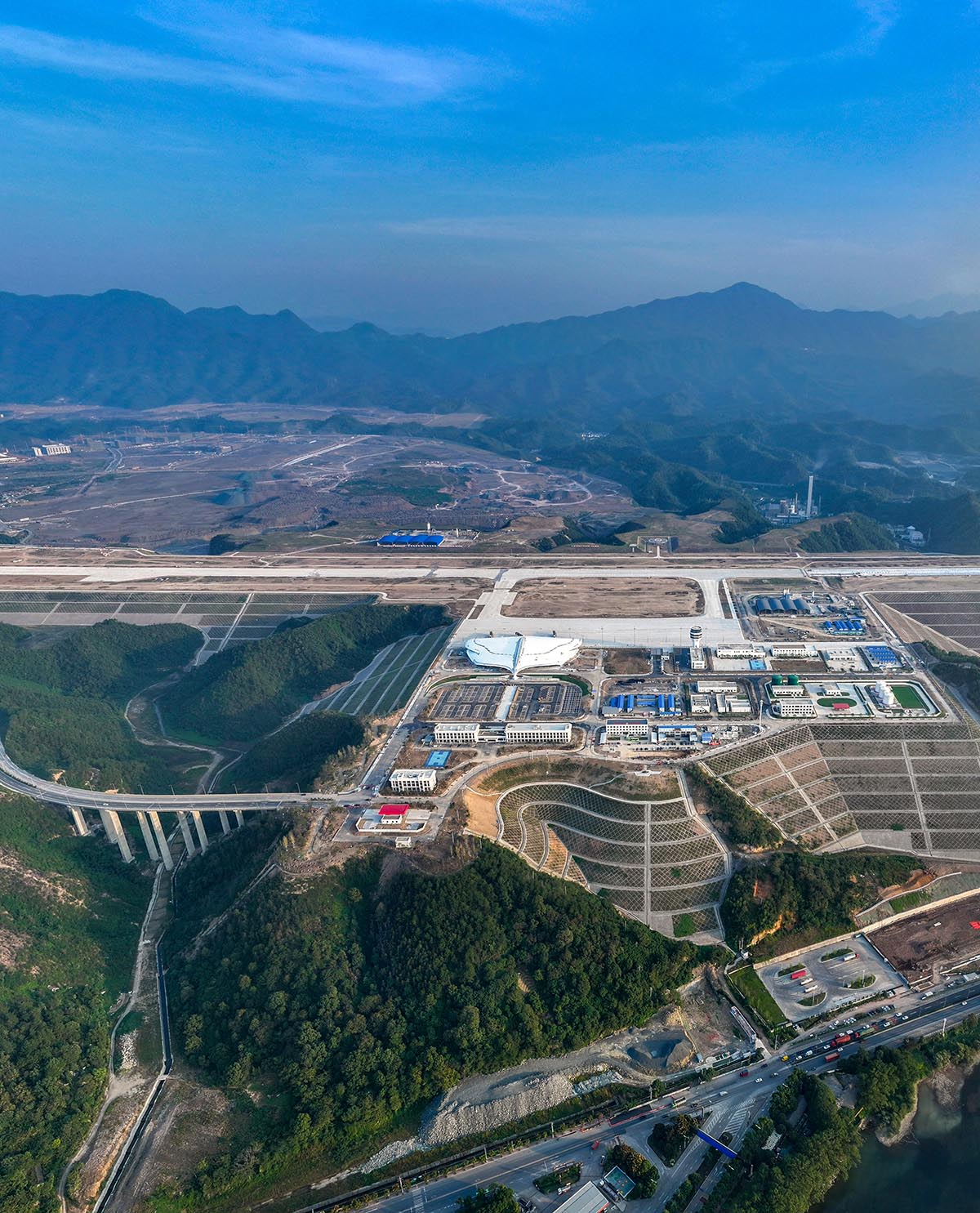 L'aéroport LIJ, semblable à un oiseau, construit par MAD, est presque terminé à Lishui, en Chine 