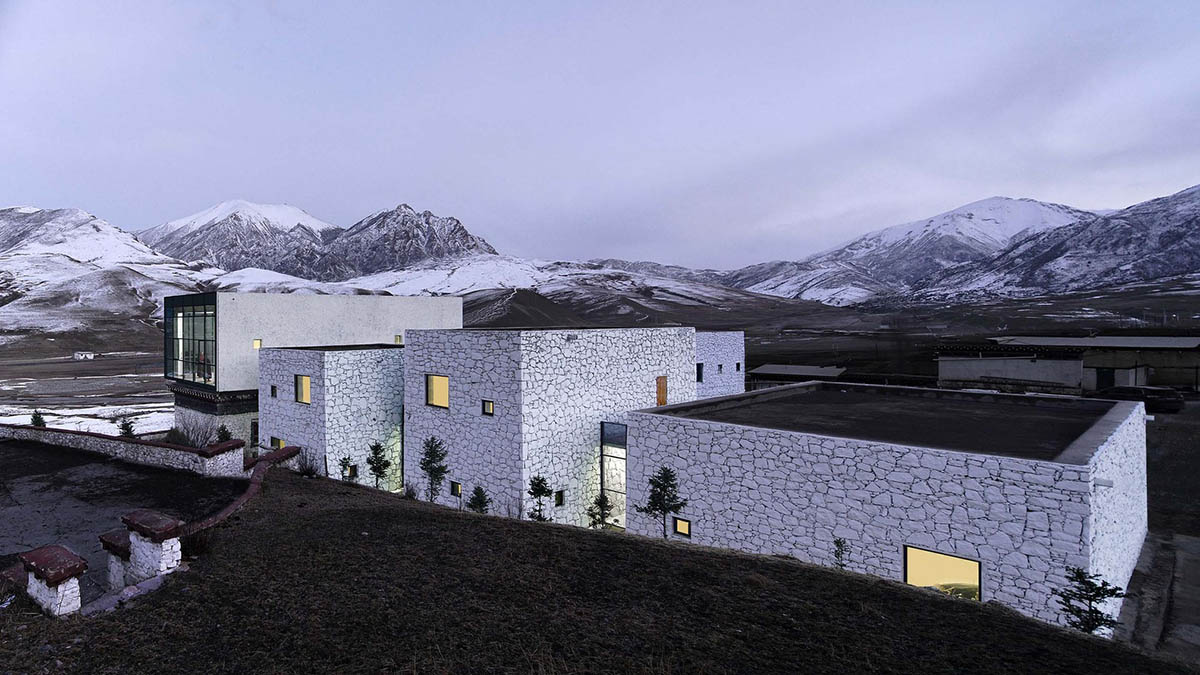 Jí Architects extends Tsenpo Museum with floating glass box overlooking snow mountains in China