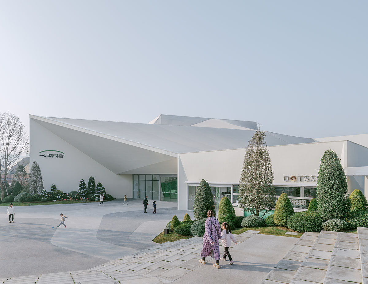 DL atelier designs an iceberg-like children's museum in China 