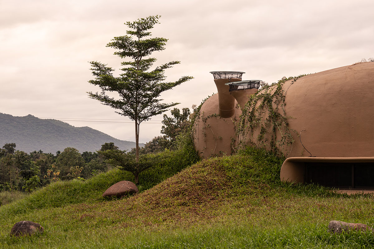 Cave-like farmhouse by Earthscape Studio provokes 