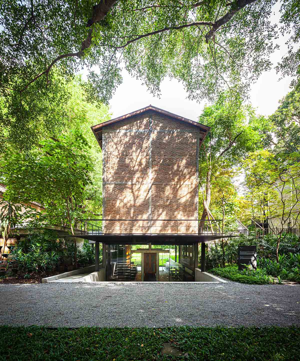 Sunken tea house by PAVA architects restores its historical elements in a former plant estate