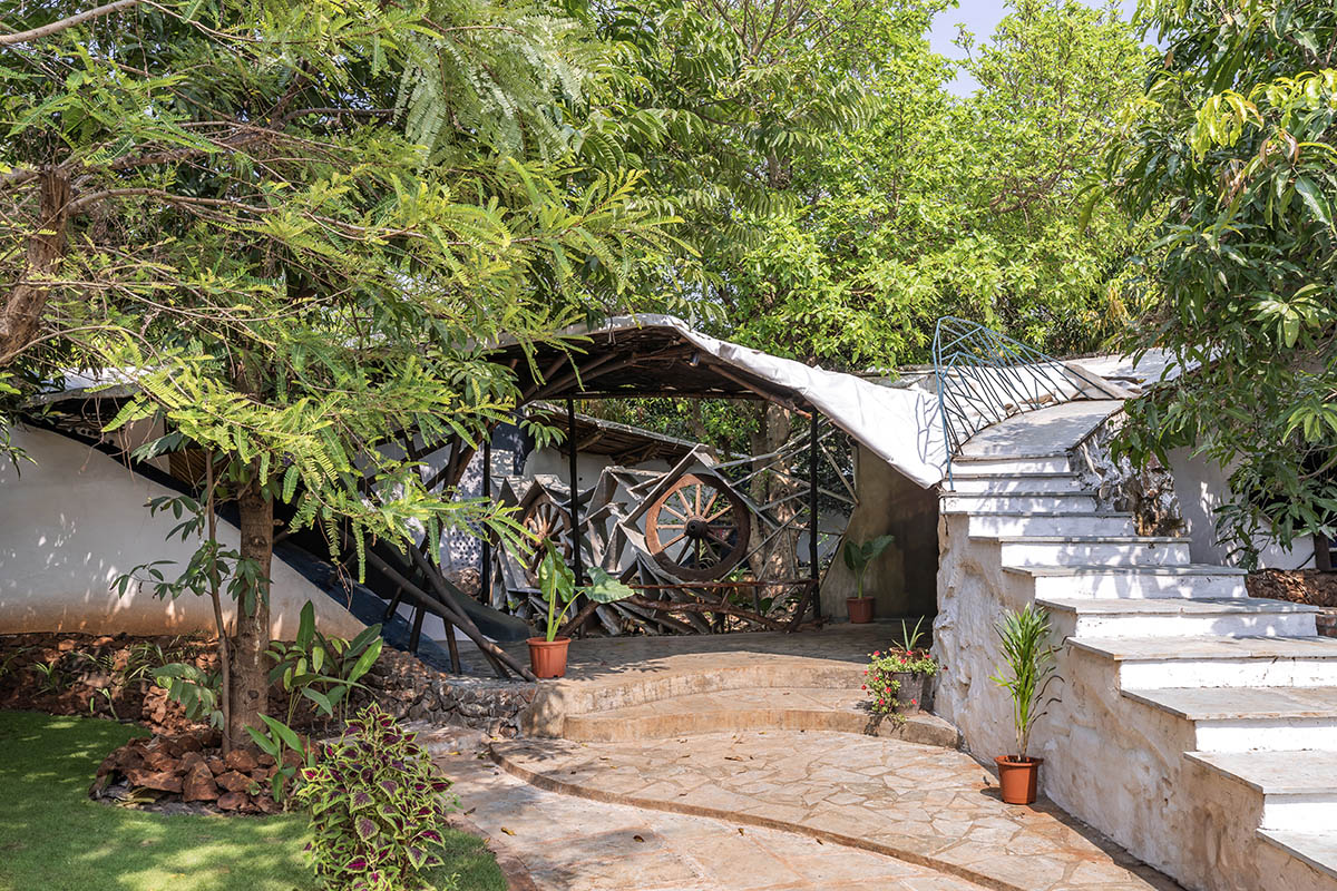 Blurring Boundaries built biophilic farmhouse made of organic and curved walls near Mumbai