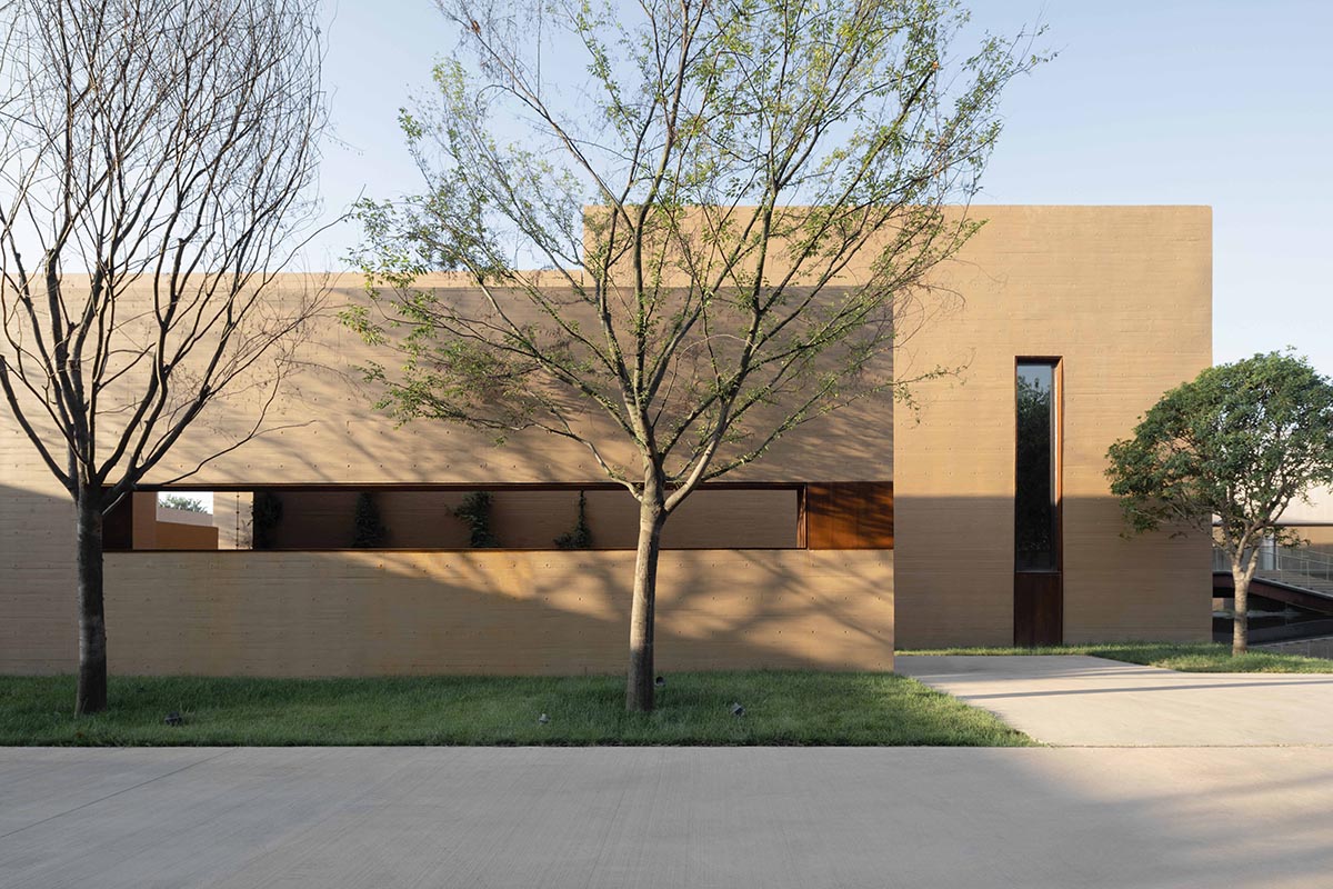 Linear placement of earth-toned walls choreographs a serene hotel by Studio A+ in China 