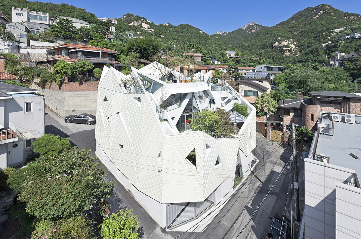 HyoMan Kim sets this polyhedron house on Bukhansan mountaintop to create climbable white petal