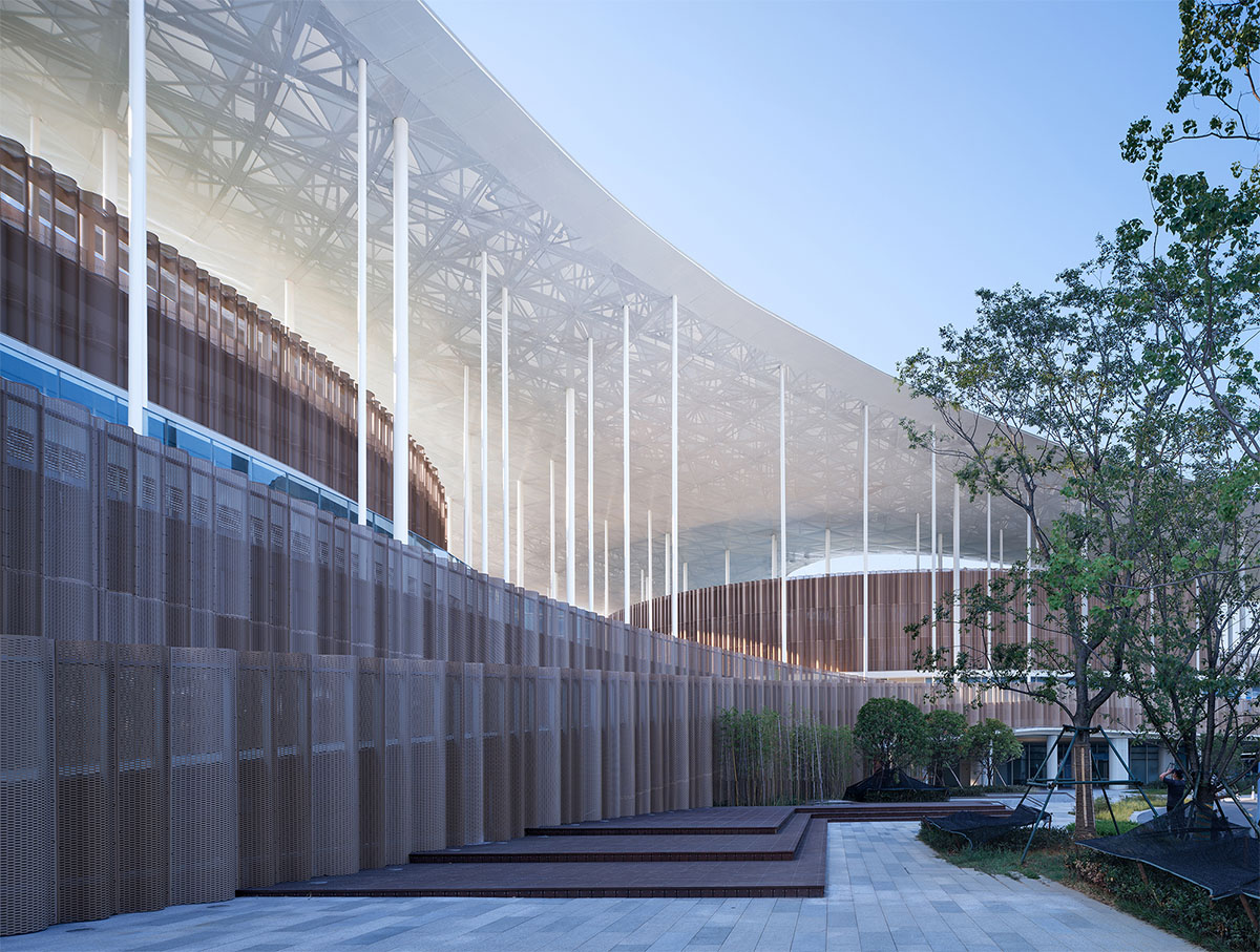 UAD completes sports cultural center with white slender columns in China