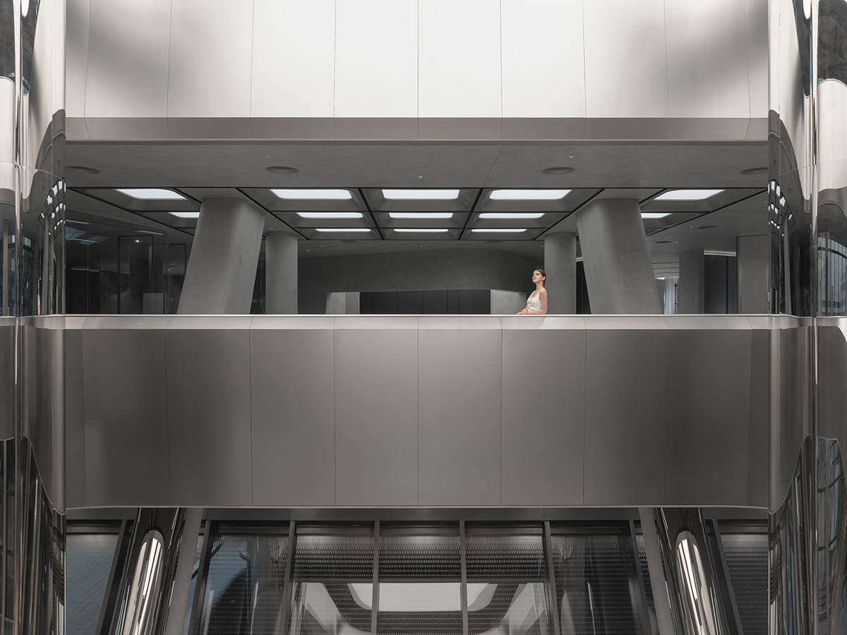 E Studio takes visitors into space travel with a flow of sculpted stainless steel for a showroom