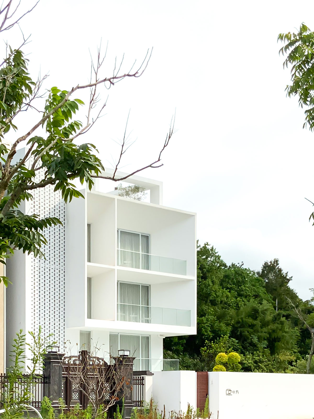 LQS Architects built boutique hotel featuring three-dimensional cut in Zhejiang Province