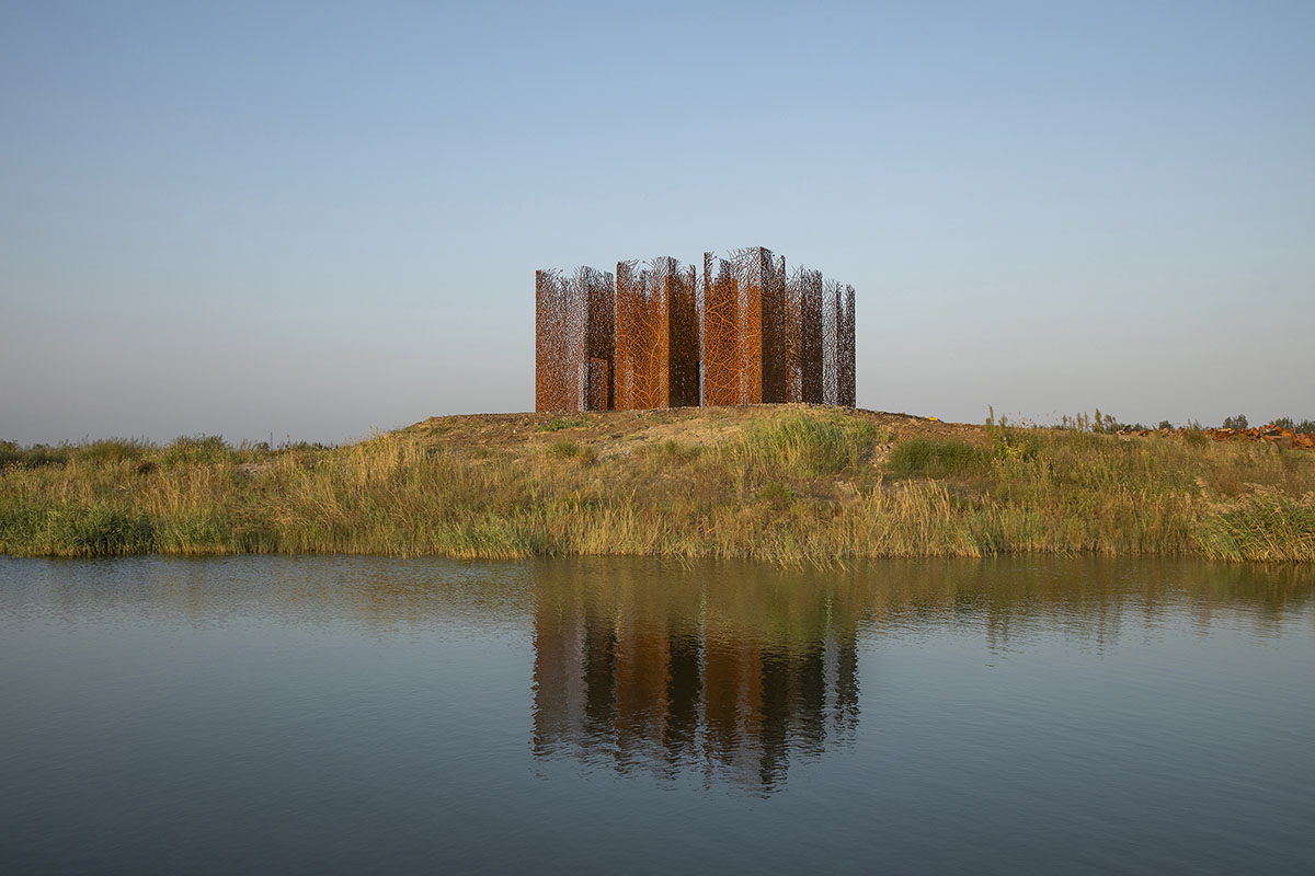 Field Conforming Studio installs steel sculpture with nine hollow columns in Tangshan