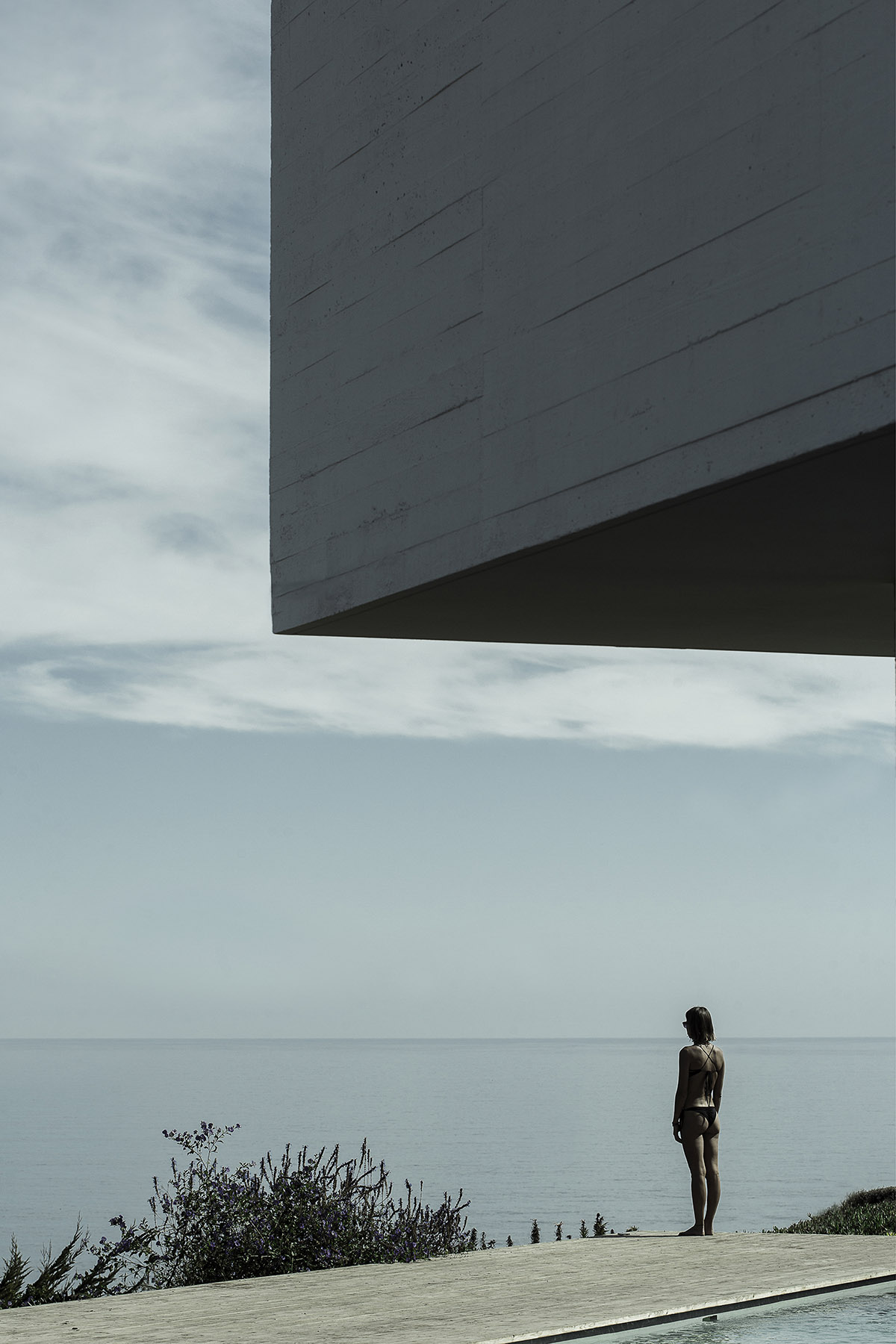 Cristián Romero Valente built this white concrete house on steep slope to give serene view in Chile