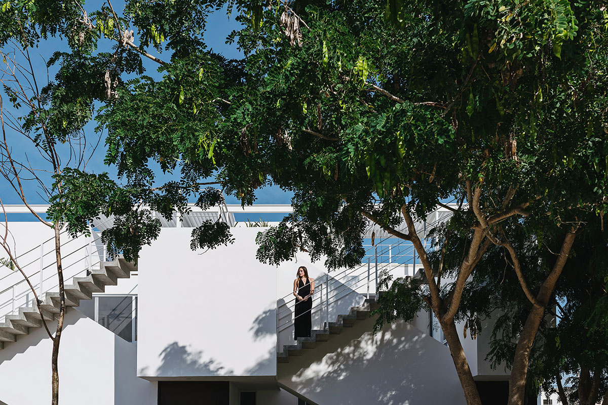 Intersection of staircases forms the facade of this multi-family building in M&eacute;xico
