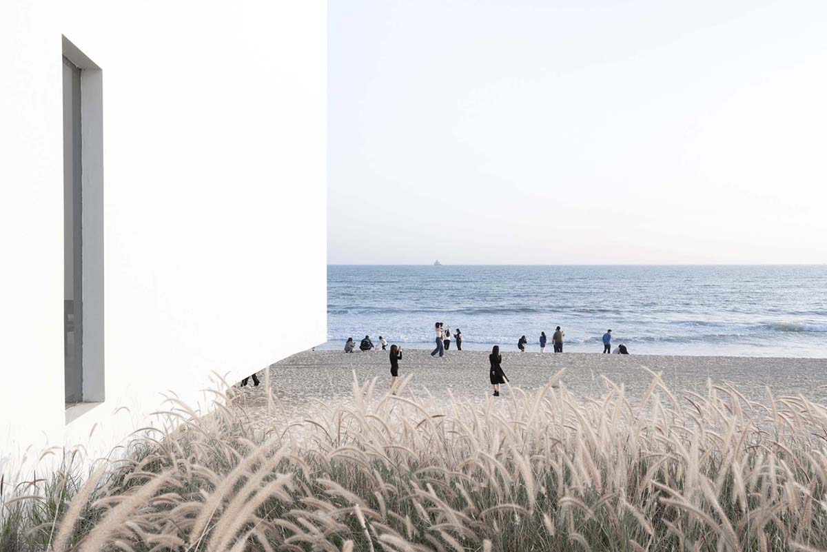 O-office Architects designs curvy chapel that opens up a vertical window to the seaside in Shanwei