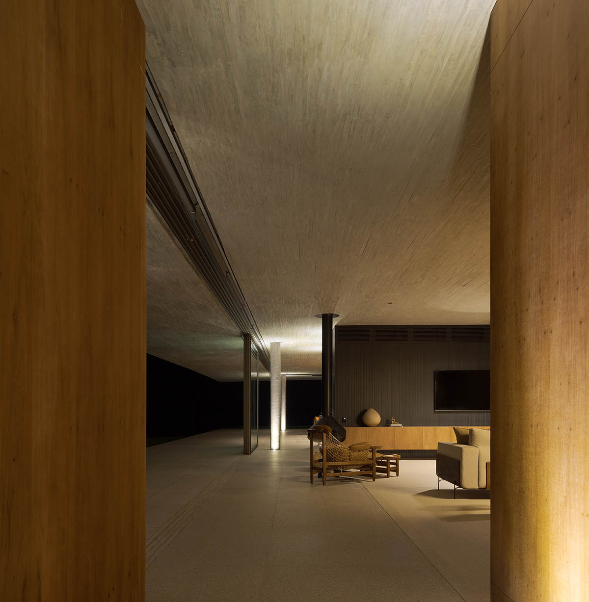 T-shaped weekend house by mf+arquitects is blended with its natural surroundings in São Paulo 