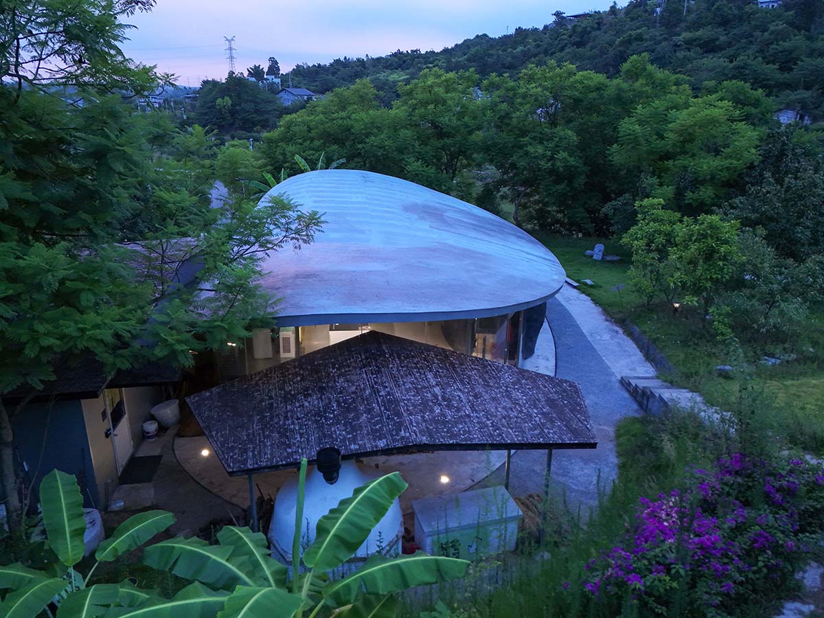 Archermit built a rock-shaped bakery supported by a giant stone in a Chinese village
