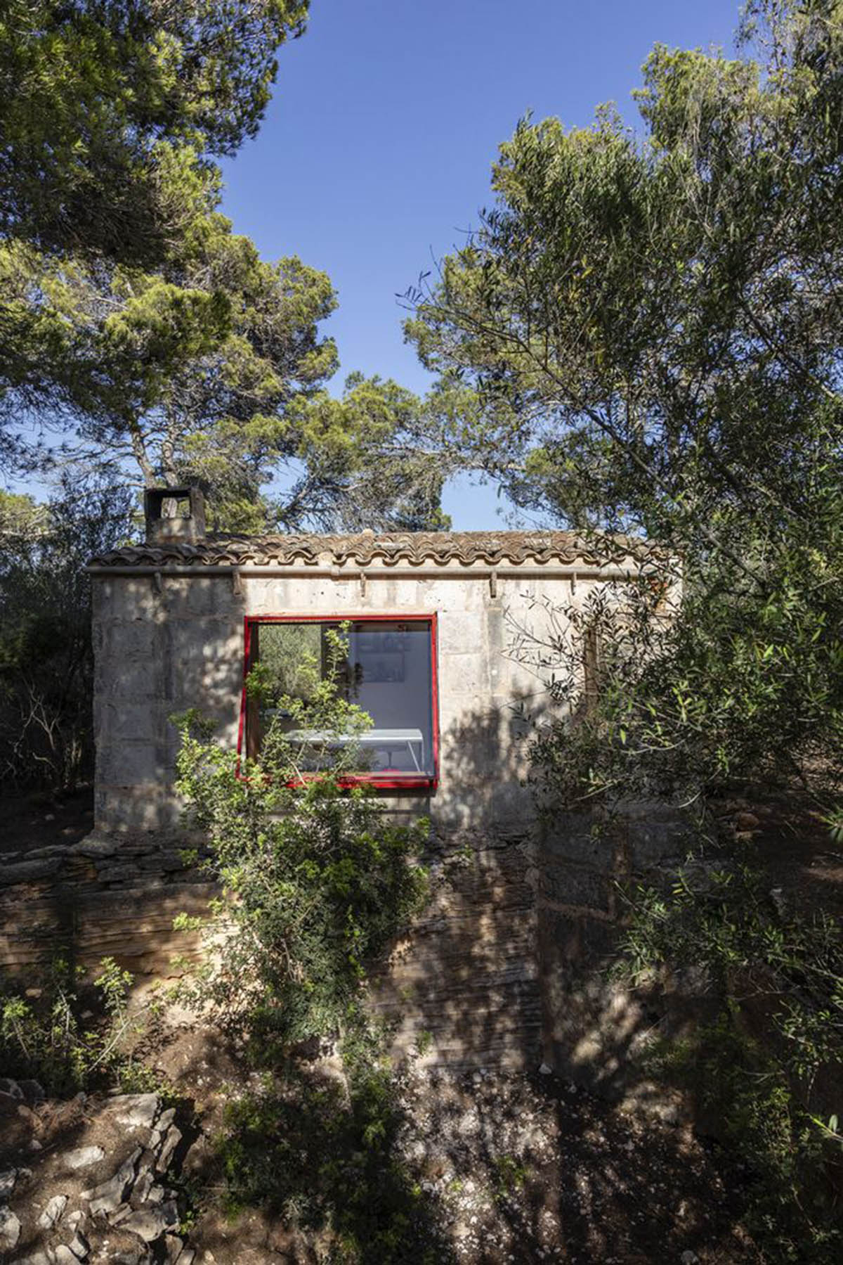 Mariana de Delás converts disused structure into an escape home within a Spanish pine yard 