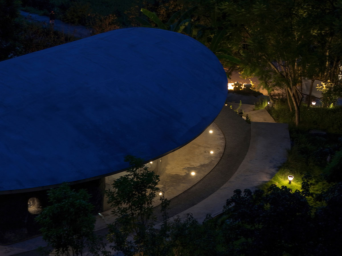 Archermit built a rock-shaped bakery supported by a giant stone in a Chinese village