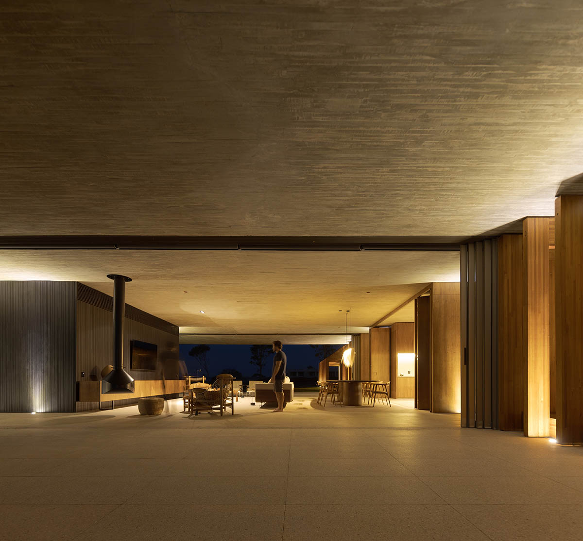 T-shaped weekend house by mf+arquitects is blended with its natural surroundings in São Paulo 