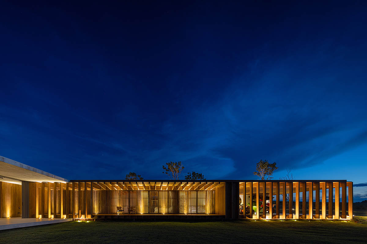 T-shaped weekend house by mf+arquitects is blended with its natural surroundings in São Paulo 