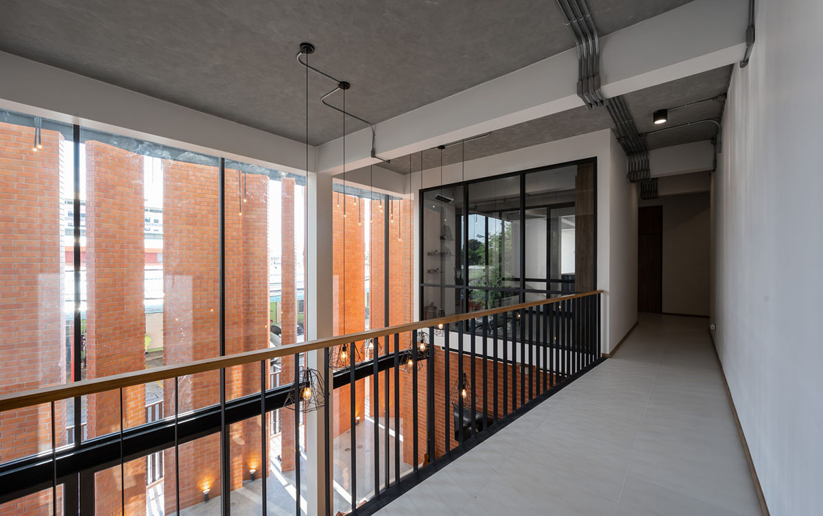 Gigantic terracotta-tile walls added to create a buffer zone in Pakkret House in Thailand