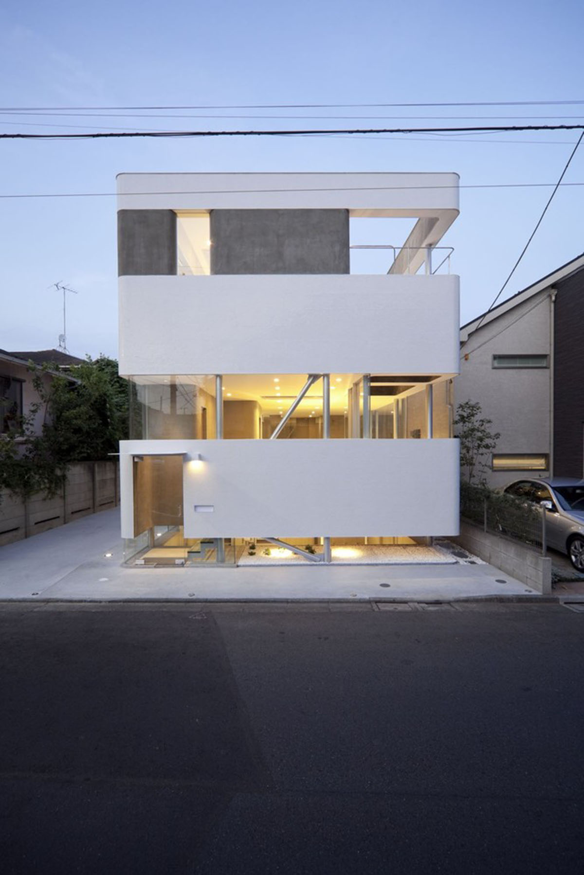 Casting moulds form this fluid private residence and dental clinic designed by N MAEDA ATELIER