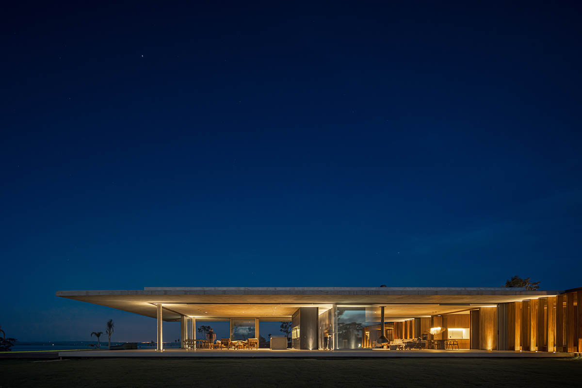 T-shaped weekend house by mf+arquitects is blended with its natural surroundings in São Paulo 