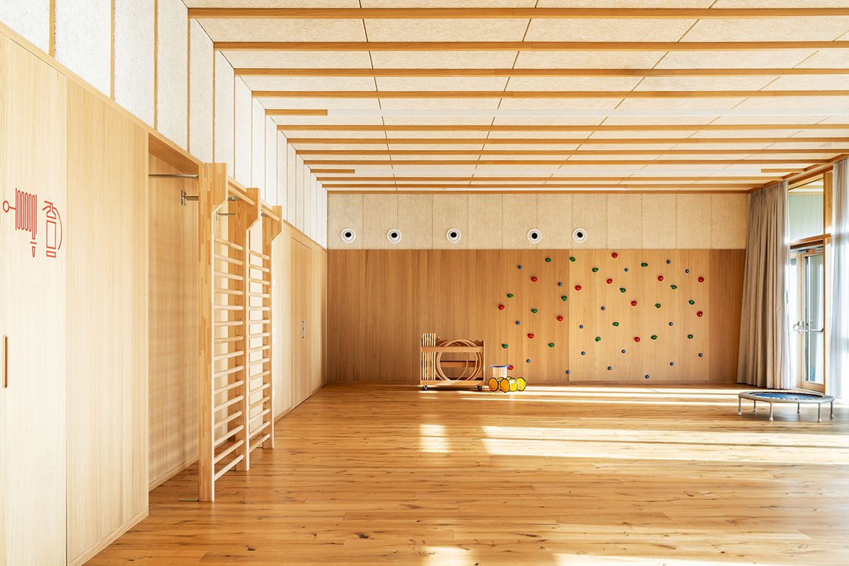 Zigzagged-profiled school featuring trapezoidal legs evokes traditional Tartan fabric in Terlano