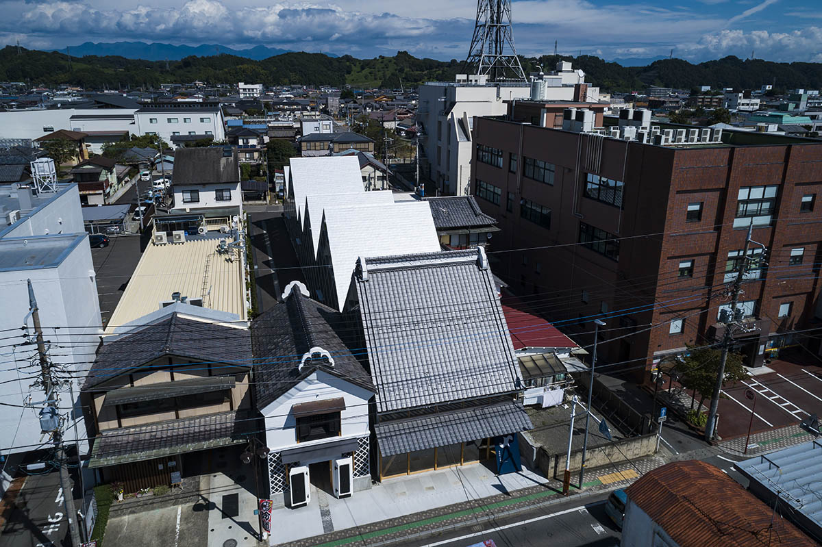 Tezuka Architects' zig zag office building creates lace-like façade ...