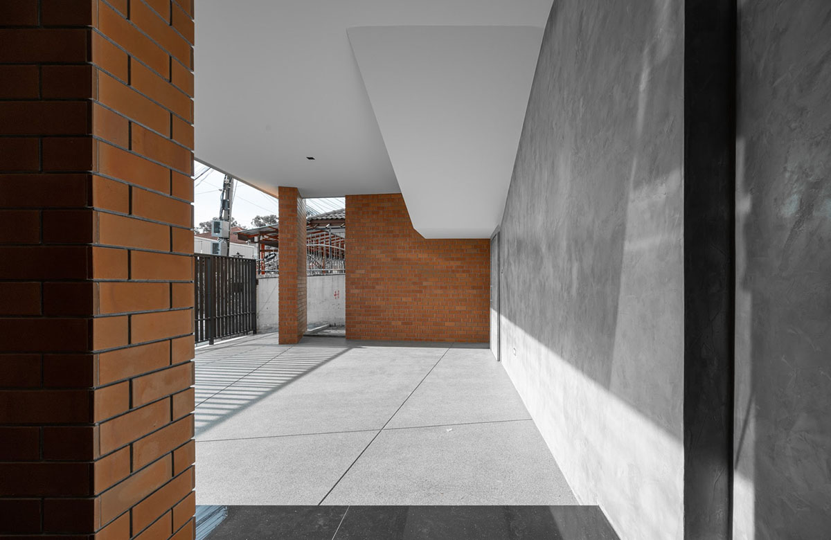 Gigantic terracotta-tile walls added to create a buffer zone in Pakkret House in Thailand