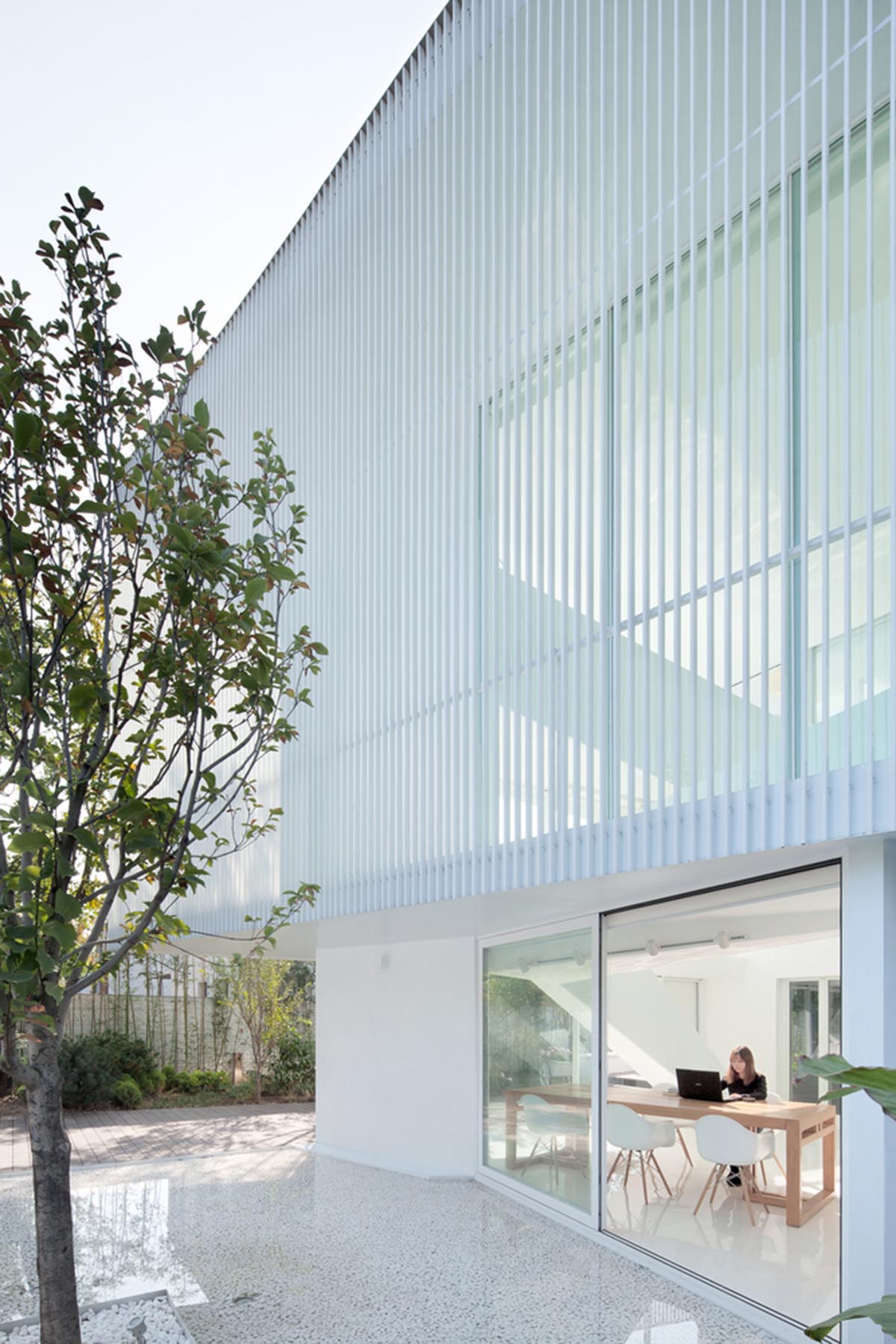 reMIX Studio combines new program of all-white extension with continuous circulation in Beijing