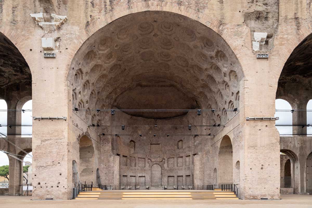 Alvisi Kirimoto creates a modern stage with the echoes of time at the Basilica di Massenzio