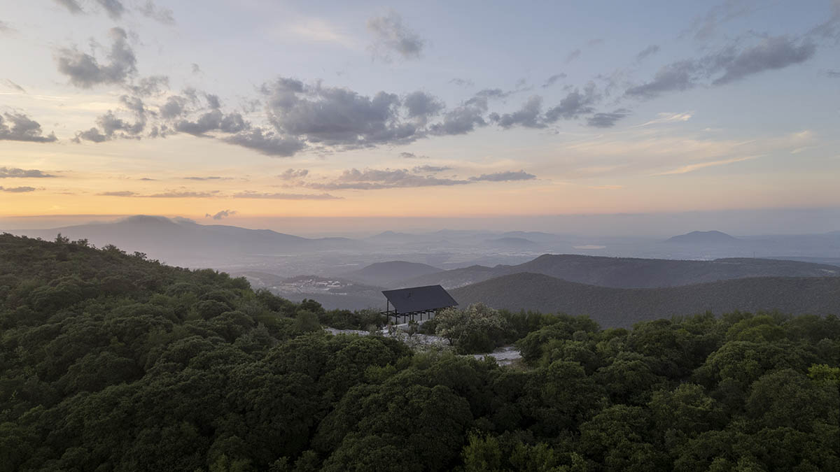 Espina Pavilion embraces structural and visual balance with minimal footprint on Mexican hills 