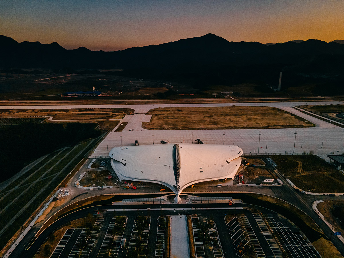 L'aéroport LIJ, semblable à un oiseau, construit par MAD, est presque terminé à Lishui, en Chine 