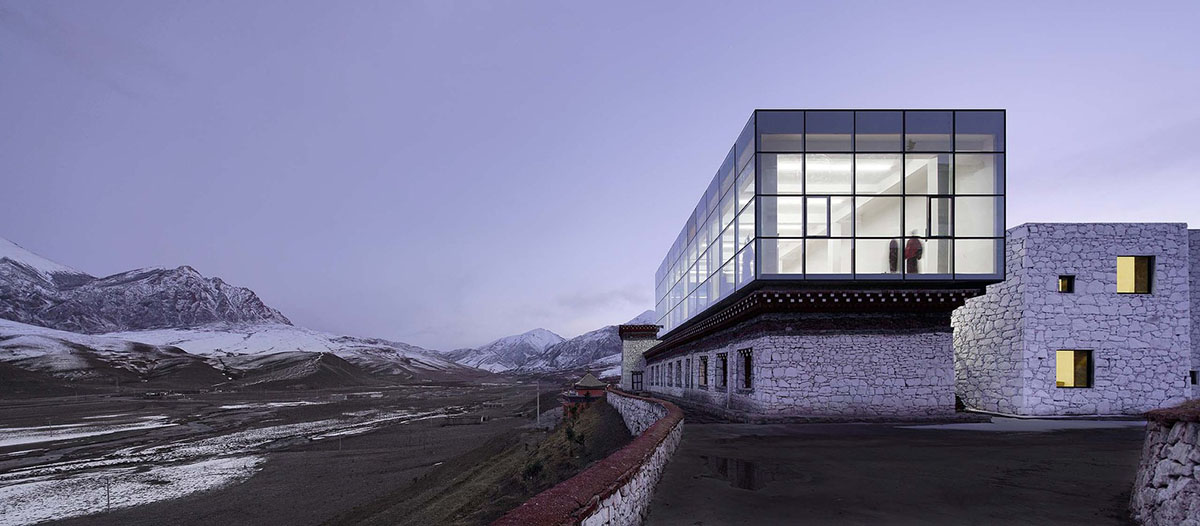 Jí Architects extends Tsenpo Museum with floating glass box overlooking snow mountains in China