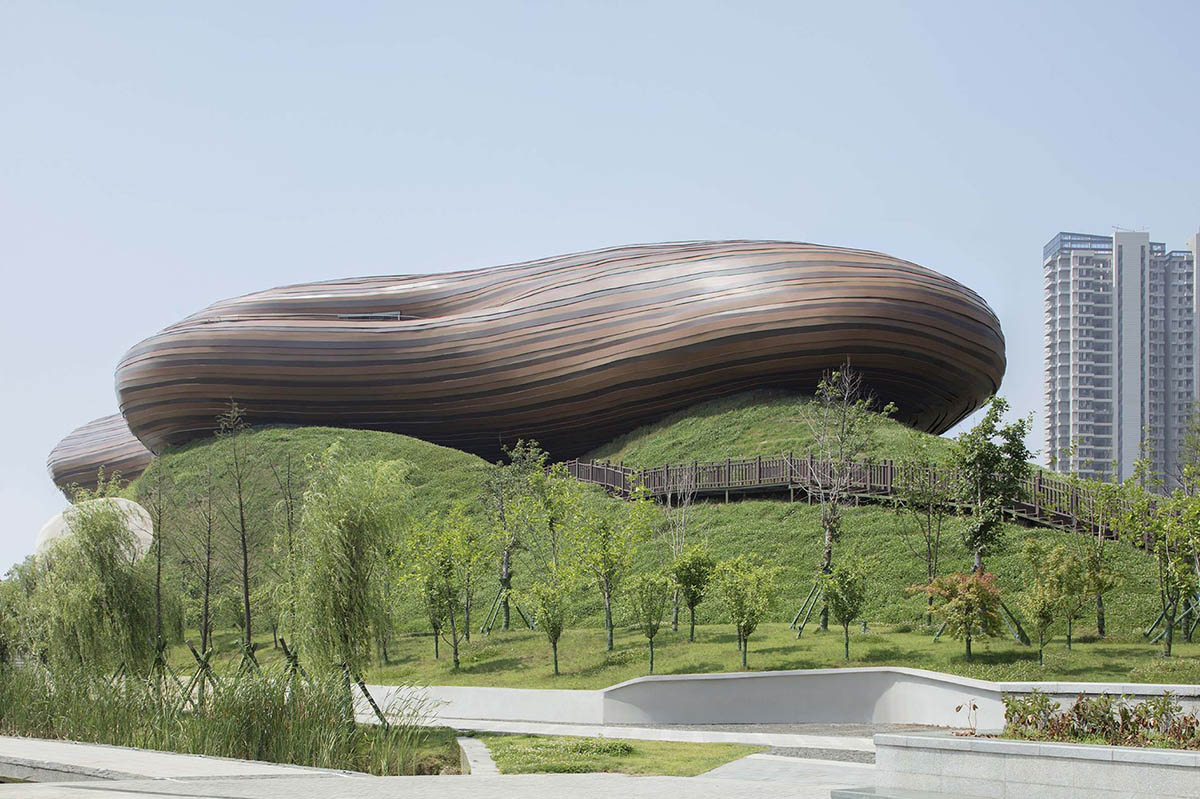 CROX's super smooth Liyang Museum sits on undulating hills as part of the nature in Changzhou